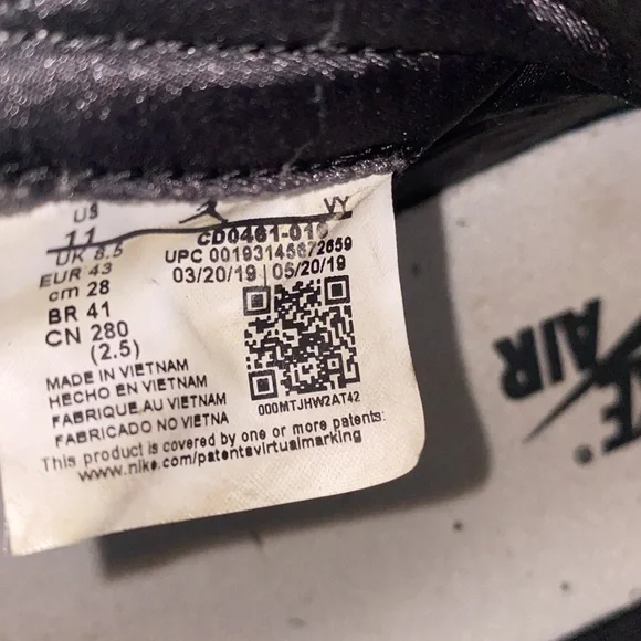 Air Jordan 1 Retro High Satin Black Toe